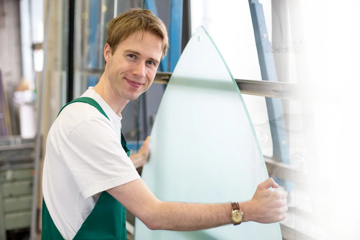 Vitrier portant un vitrage façonné dans un atelier des Hauts-de-Seine