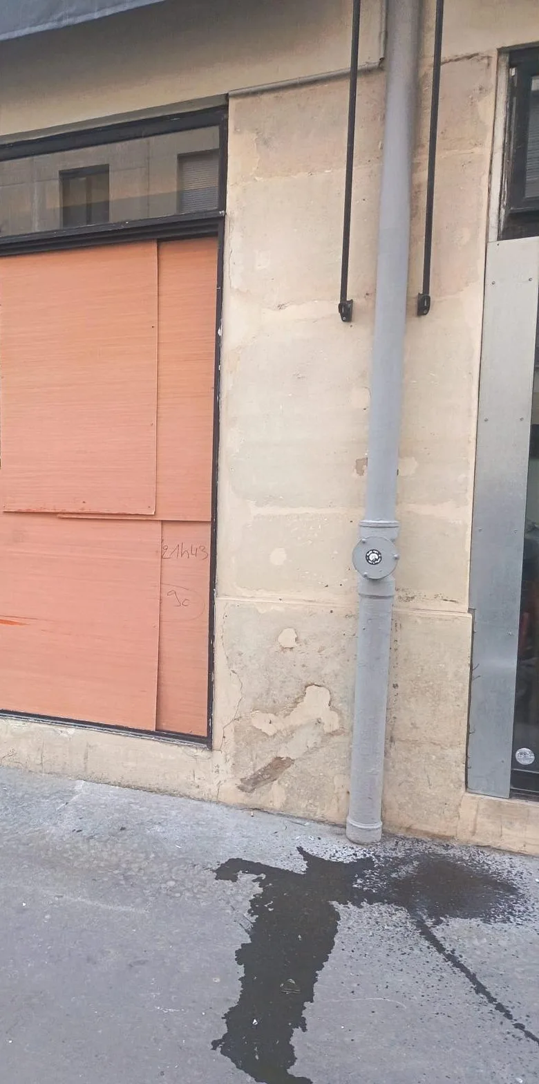 Vitrine de commerce condamnée par panneaux de contreplaqué en attendant le remplacement de la glace